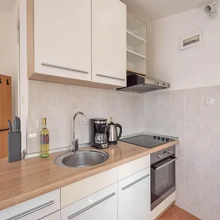 Amazing In Appartement Pirovac