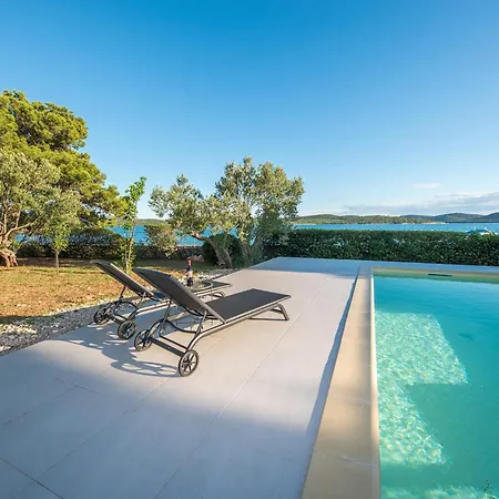 Front In With Heated Swimming Pool Apartment Pirovac