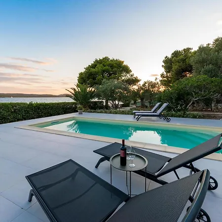 Front In With Heated Swimming Pool * Pirovac