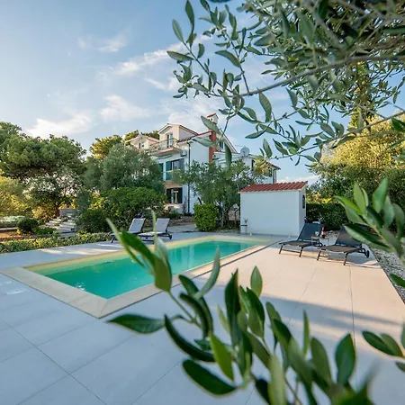 Amazing In Appartement Pirovac